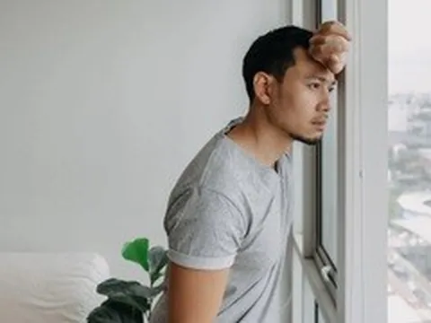 Lấy tôi 5 năm, vợ vẫn phục vụ mẹ chồng cũ cứ như làm dâu 2 nhà