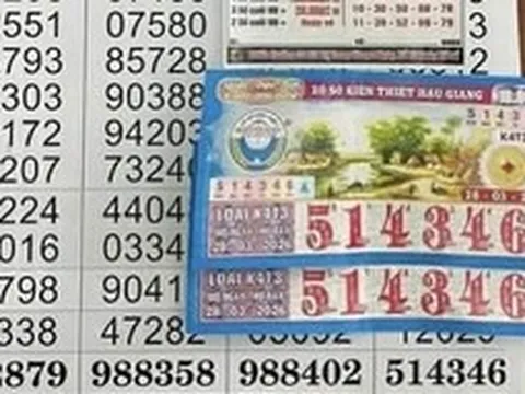 Đôi vợ chồng trùm kín mít đến đại lý vé số, mang về số tiền “lớn”