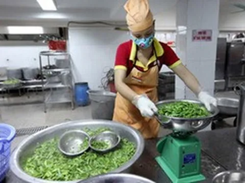 Kiểm tra đột xuất bếp ăn tập thể ở Hà Nội, Ninh Bình sau vụ 300 tấn thịt lợn bệnh