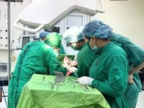 Cứu thai phụ 35 tuần ngã trong nhà tắm vỡ lách, mất 1,4 lít máu