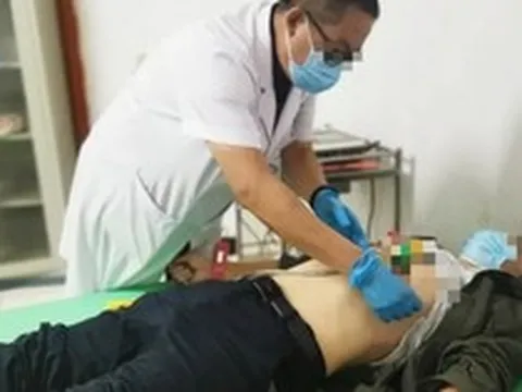 Ai mạnh khỏe hơn giữa người chăm uống nước lọc và người chăm uống trà? Cứ nhìn người đàn ông này là rõ!