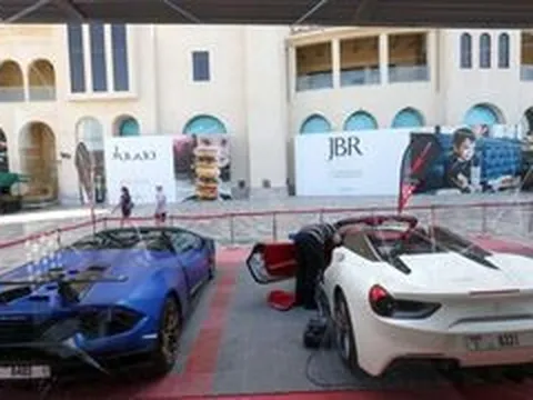 Xe sang mắc kẹt giữa biển vì 'điểm nghẽn' Hormuz