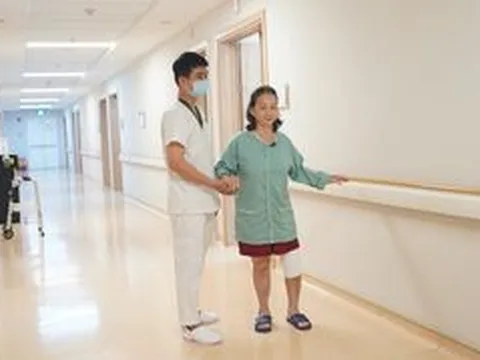 Vinmec Đà Nẵng thay khớp gối bằng robot, bệnh nhân tập đi ngay sau mổ