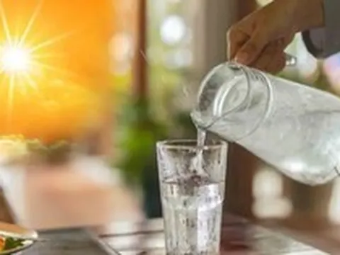 Sai lầm khi uống nước ngày nắng nóng âm thầm phá hỏng thận: BS cảnh báo dấu hiệu thận “cầu cứu”
