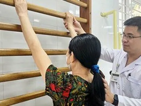 Khó mặc áo, chải đầu đau: Biểu hiện điển hình của căn bệnh khiến vai đông cứng