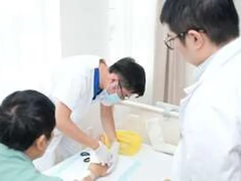 Vinmec Hải Phòng phẫu thuật xuyên đêm nối gân và mạch máu cho bệnh nhân