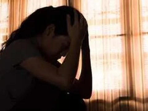 Vay tiền để sống, chồng vẫn không chịu về quê vì sợ 'người ta cười vào mặt'