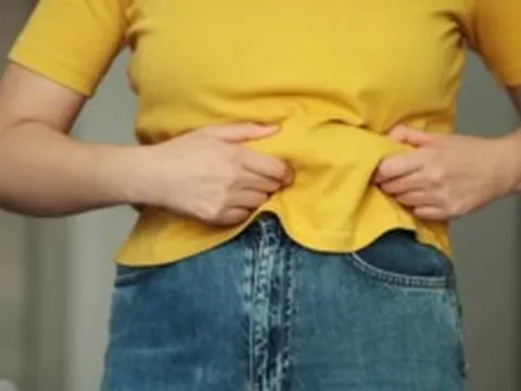 4 thói quen buổi sáng đơn giản giúp giảm mỡ bụng sau tuổi 50