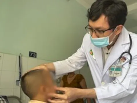 Nghịch ná bắn chim, bé trai bị viên bi sắt găm vào hố sọ