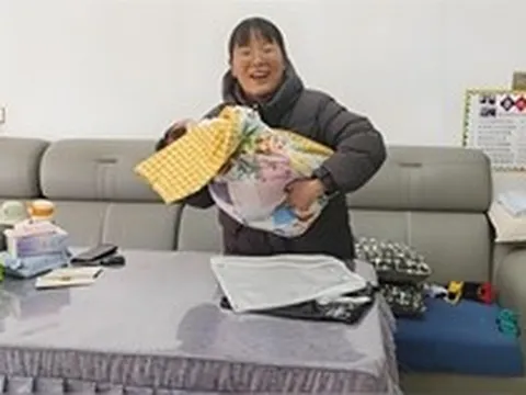 Món quà "vụng về" của 56 học trò cũ khiến cô giáo ngỡ ngàng sau 2 năm ra trường