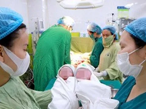 Sản phụ 56 tuổi sinh đôi, hai bé chào đời cách nhau một phút