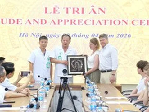 Khoảnh khắc xúc động tại lễ tri ân cô gái Anh 19 tuổi hiến tạng cứu người Việt