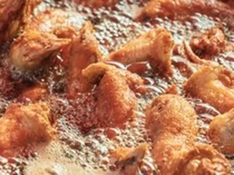 Chỉ một miếng gà rán" cũng có thể tích tụ trong cơ thể đến 6 năm