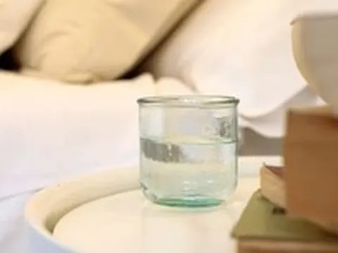 Không phải mê tín, đây là lý do tại sao nên đặt 1 cốc nước ở nhiệt độ phòng cạnh giường ngủ