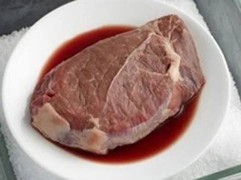 Đừng ngâm thịt vào nước để “loại bỏ máu”: đây mới là cách làm đúng để giữ được chất dinh dưỡng tối đa