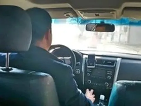 Phát hiện khách ôm túi đựng hơn 300 triệu đồng tiền mặt, tài xế nhận cuộc gọi lạ liền quay đầu đưa thẳng đến đồn công an