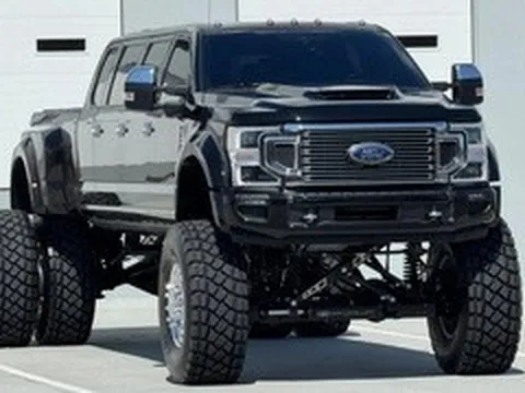 Cận cảnh 'quái thú' bán tải 11 chỗ ngồi, bình dầu đổ đầy hơn 700 lít