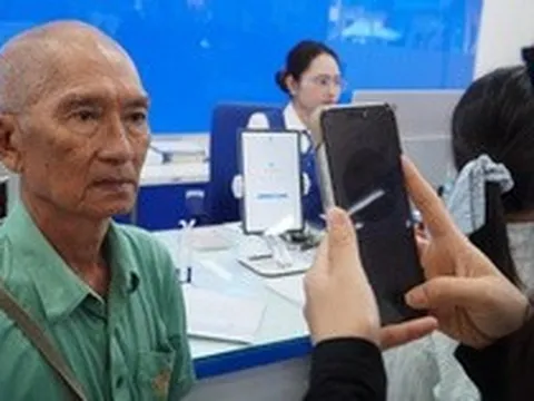 Lo bị khóa SIM điện thoại, người dân ùn ùn đi làm thủ tục xác thực thuê bao chính chủ