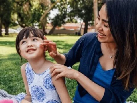 Trẻ bao nhiêu tuổi cần thoa kem chống nắng khi ra ngoài? 14 lưu ý khi chọn và dùng kem chống nắng cho trẻ em