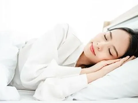 Cách nằm nghiêng để cải thiện mặt lệch