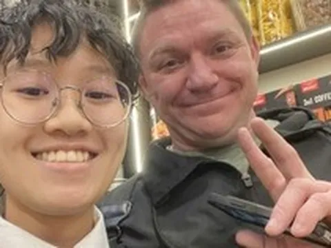 Nữ sinh ung thư máu gặp lại bác sĩ Mỹ giữa phố cổ Hà Nội, câu nói sau 5 năm khiến ai cũng lặng người