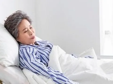Có lương hưu 30 triệu đồng/tháng, cả đời bận rộn "làm người tốt", 68 tuổi nằm bên giường bệnh tôi hối hận: "Biết trước tôi đã không hồ đồ"