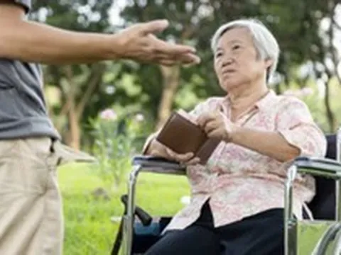 Cụ bà 90 tuổi giao 35 tỷ đồng tiền dưỡng già cho con trai giữ hộ, 3 năm sau phát hiện tiền bị tiêu hết: Tòa phán quyết ngỡ ngàng