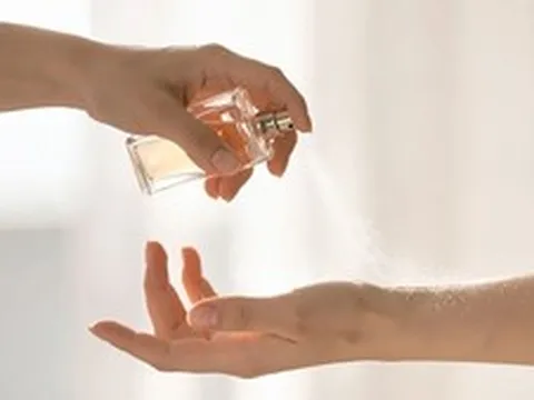 4 dấu hiệu dị ứng nước hoa mà nhiều người không nhận ra