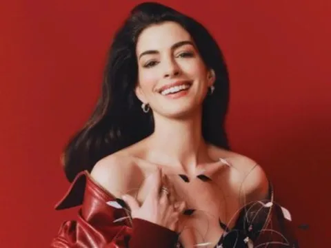 Anne Hathaway là "Người đẹp nhất thế giới năm 2026"