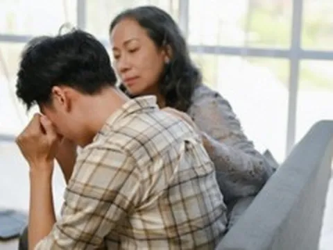 Được mẹ chiều hư, con tôi tuyệt thực để đòi đi xem show của thần tượng