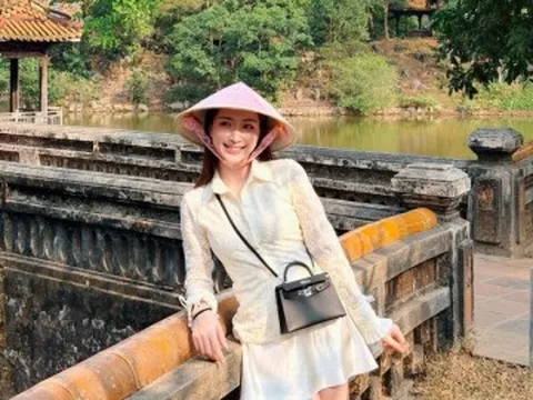 Hòa Minzy phối set đồ hơn 900 triệu đồng đi du lịch cùng bạn trai