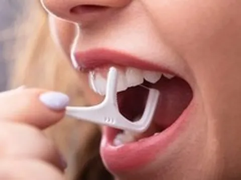 Cảnh báo: Dùng tăm chỉ nha khoa kiểu này, người đàn ông suýt trả giá bằng mạng sống
