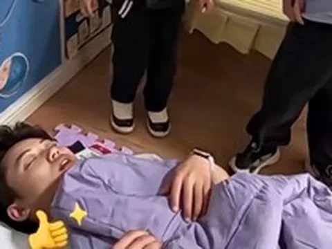 Không thể nhịn cười: Một giáo viên Mầm non ngủ quên trời quên đất, học sinh vây quanh gọi mãi mới tỉnh!