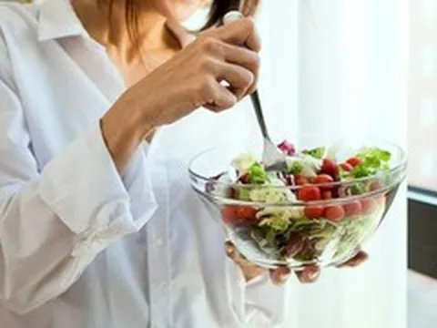 5 mẹo ăn uống giúp khuôn mặt thon gọn, rất tốt cho người béo mặt, nọng cằm