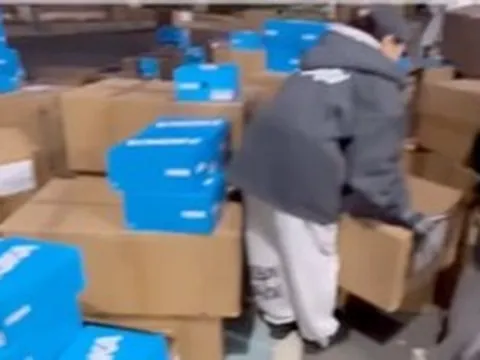 Shipper tự mở cửa công ty dù không thấy bóng người, chủ về trích xuất camera an ninh đăng hết lên mạng