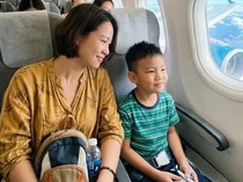 Đi máy bay, con trai hỏi: "Sao nhà mình không mua vé hạng thương gia?" - Cách trả lời của bà mẹ TP.HCM khiến nhiều người gật gù
