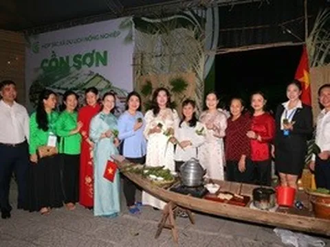 “Nóng hầm hập” tại Lễ hội Bánh dân gian Nam Bộ ngay trong ngày đầu khai mạc, 26-4