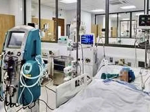 Uống hơn 30 viên thuốc hạ huyết áp, bệnh nhân sốc giãn mạch, phải lọc máu liên tục