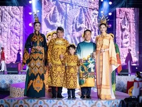 Đàm Vĩnh Hưng và con trai diễn áo dài Việt Hùng