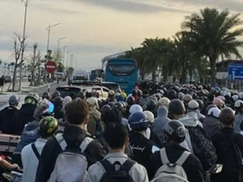 Ô tô, xe máy xếp hàng dài cả cây số chờ qua phà ra Cát Bà