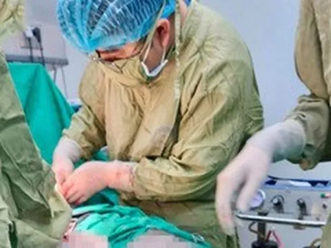 Thiếu nữ 14 tuổi mang u 4,3kg chứa tóc và răng, gia đình lại nghĩ con tăng cân