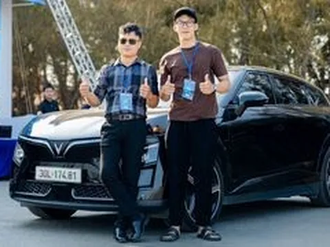 Nghỉ lễ, người dân TP.HCM 'đổ bộ' Cần Giờ trải nghiệm xe điện VinFast
