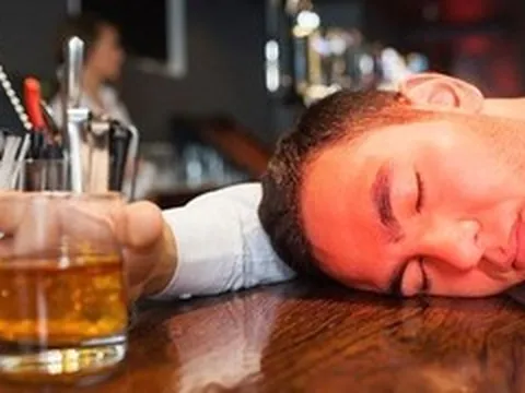 Đỏ mặt khi uống rượu có phải tửu lượng cao và 3 sai lầm giải rượu dễ gây đột quỵ