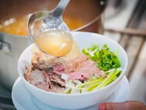 Lời khuyên đến những người có thói quen uống cạn nước phở