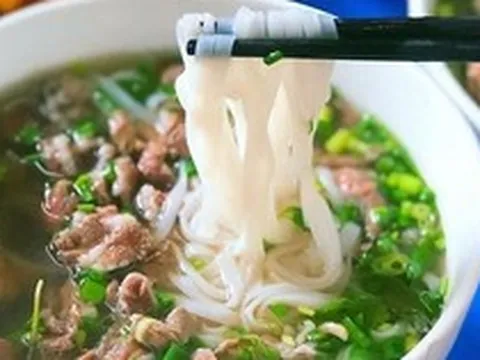 Ăn phở kiểu này, đừng trách vì sao mỡ máu và huyết áp cao