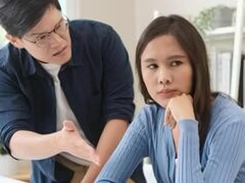 Vợ tôi lương chỉ 8 triệu đồng nhưng mỗi tháng vẫn cho em trai 2 triệu tiêu vặt