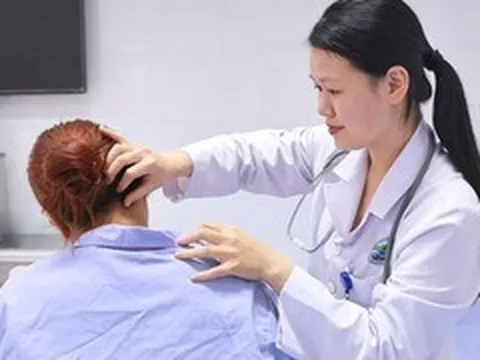 Nhầm mảng da sạm ở cổ là vết bẩn, cô gái 20 tuổi suýt mất mạng