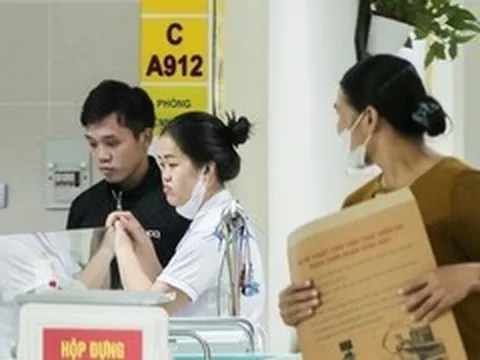 Người đàn ông hôn mê ngay cửa viện và nỗi đau phía sau lá đơn xin xuất viện sớm