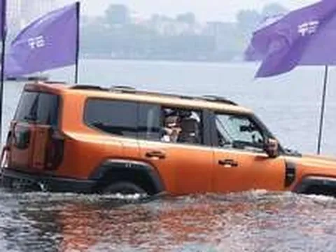 Mẫu xe SUV tích hợp chân vịt điện giúp bơi như thuyền