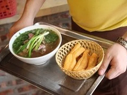 Thói quen ăn phở của hàng triệu người Việt: Bác sĩ cảnh báo món ăn kèm “ngon miệng” nhưng tiềm ẩn rủi ro
